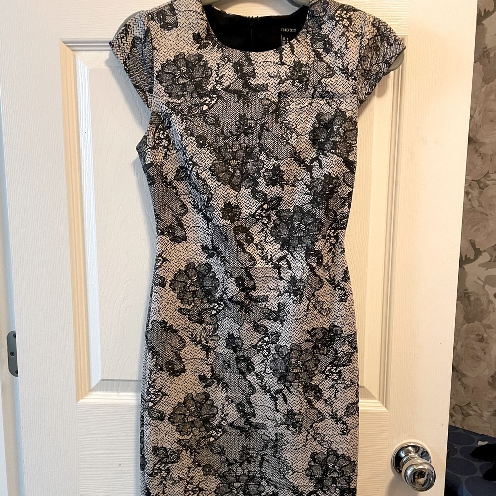 Faux lace print midi dress, small